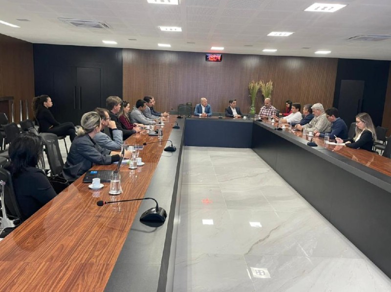 Vice-governador discute com lideranças a criação de plano de qualificação profissional direcionada. - Foto por: Secom-MT