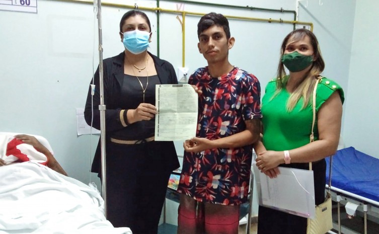 Lailton Cispedes e a esposa já estão com a certidão de nascimento da filha Esther - Foto: Governo do Tocantins