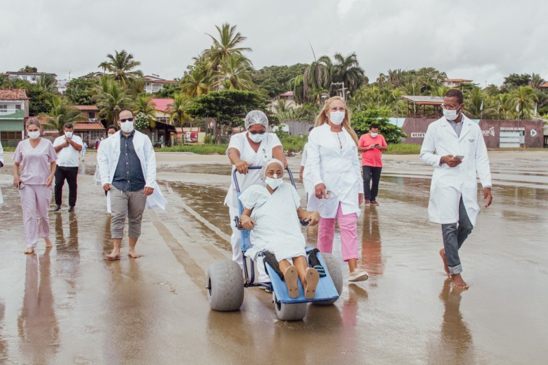 - Ação emocionou a dona Rita de Cássia que está em tratamento no Hospital Geral Vila Luizão (Foto: Laécio Fontenele)