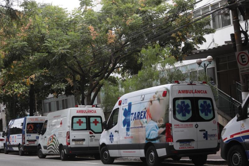 Média móvel de mortes permanece próxima a 3.000 por dia - (Foto: Renato S. Cerqueira/Futura Press/Estadão Conteúdo)