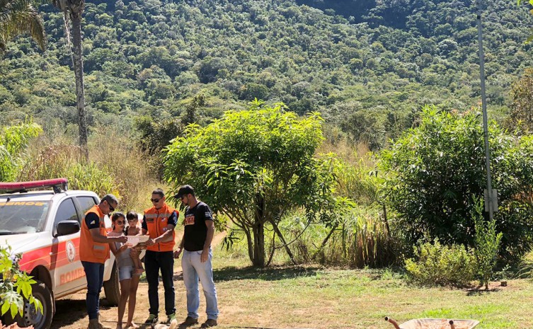 Moradora da fazenda Barrinha recebe orientações - Foto: Gisele Bedin/Governo do Tocantins