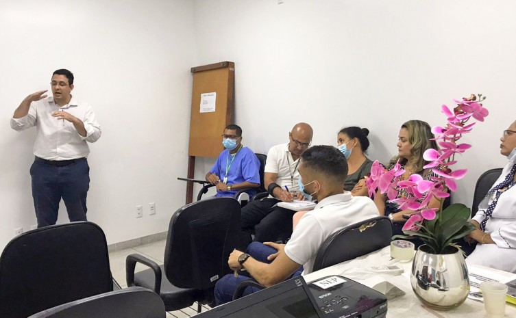 Médico Leonardo Macêdo explicando sobre o câncer de boca para equipes de Saúde do HRA - Foto: SES/Governo do Tocantins