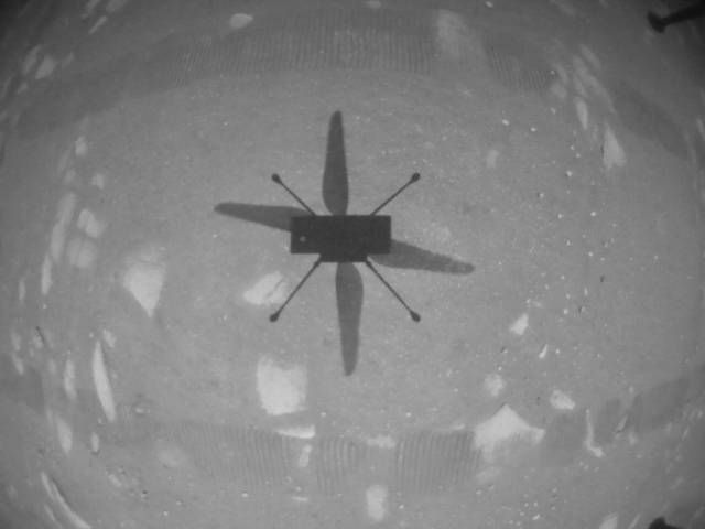 Sombra do helicóptero Ingenuity em solo marciano após o primeiro voo - (Foto: NASA/JPL-Caltech)