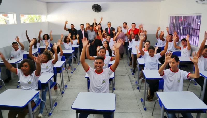- Comunidade Escolar celebra a reforma da escola. (Foto: João Aroucha)