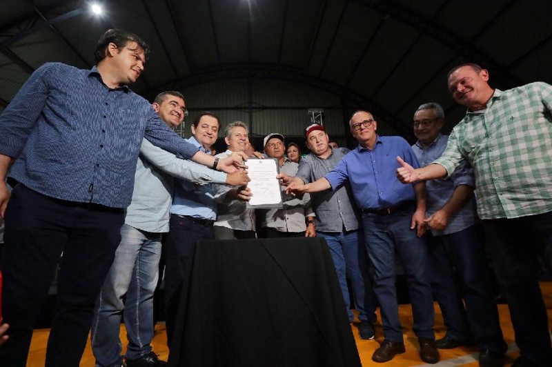 Governador assina convênios com Itiquira. - Foto por: Christiano Antonucci