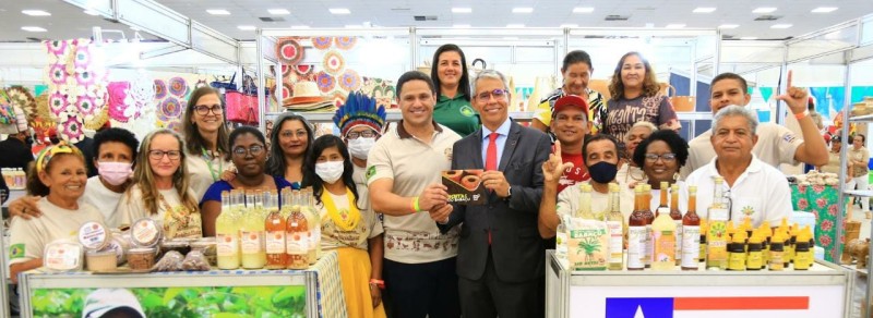 - Governador em exercício visita stand do Maranhão. (Foto: Divulgação)