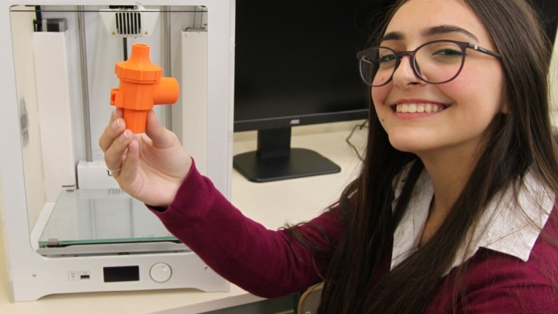 Sofia com o protótipo desenvolvido com material biodegradável - Foto: Luis Eduardo Selbach / E.T. Liberato Salzano