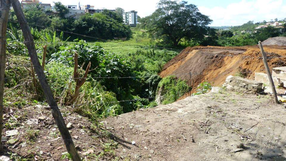 O BURACO É MAIS EMBAIXO: Quem tem responsabilidade de fato sobre a erosão na Av. Senador Paulo Guerra?
