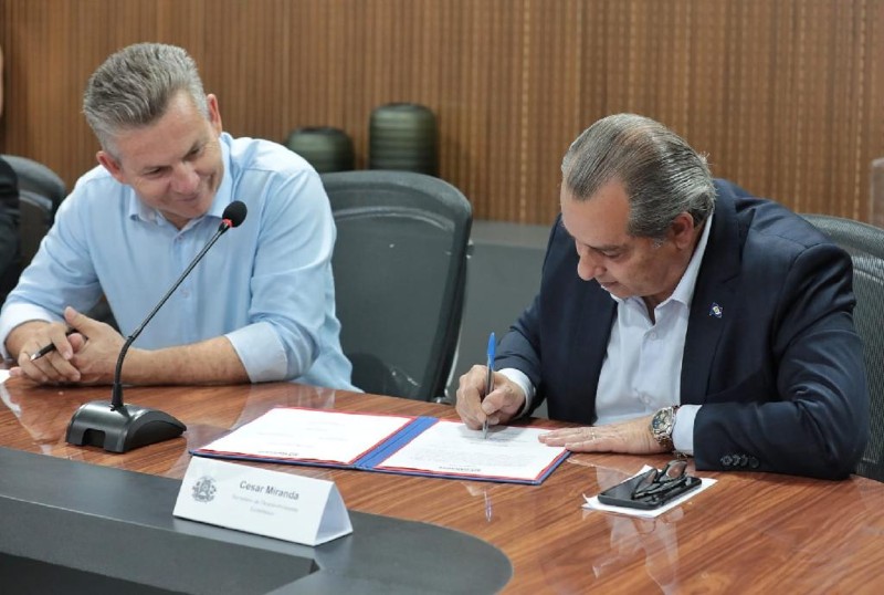 A parceria foi formalizada pelo governador Mauro Mendes e o secretário de Estado da Sedec, César Miranda Lima, no Palácio Paiaguás, em Cuiabá - Foto por: Michel Alvin - Secom/MT