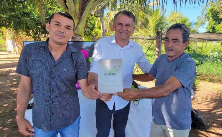 Secretário Jaime Café entrega placa simbólica, como exemplo, aos proprietários da Fazenda Nova, em Pedro Afonso, Eliano Carneiro e Elias Dias - Foto: Lincol Filho/Governo do Tocantins