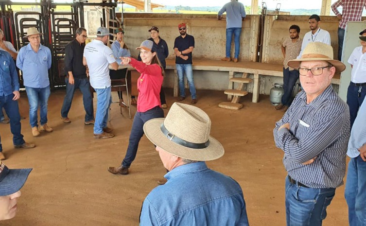 Maira Marquez explica aos participantes as inovações tecnológicas utilizadas na fazenda Aviação - Foto: Lincol Filho/Governo do Tocantins
