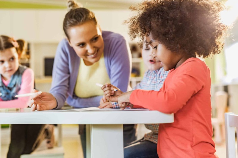 Uma das oportunidades oferecidas é para cuidador infantil
