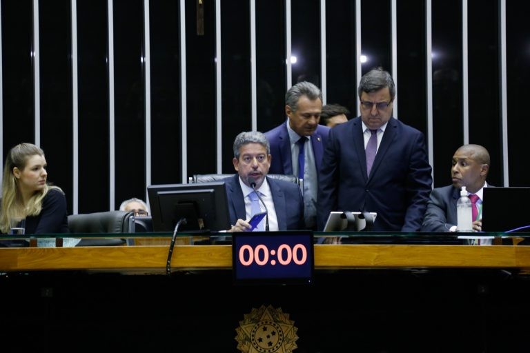 Arthur Lira (C): “Retomaremos amanhã para continuidade das votações” - (Foto: Elaine Menke/Câmara do Deputados)