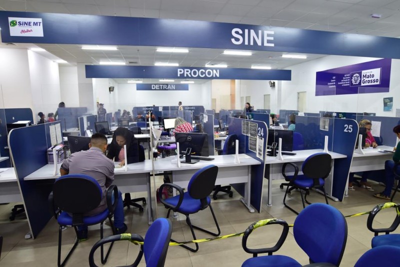 Atendimento do Sine, no Centro Estadual de Cidadania do Várzea Grande Shopping - Foto por: Josi Dias