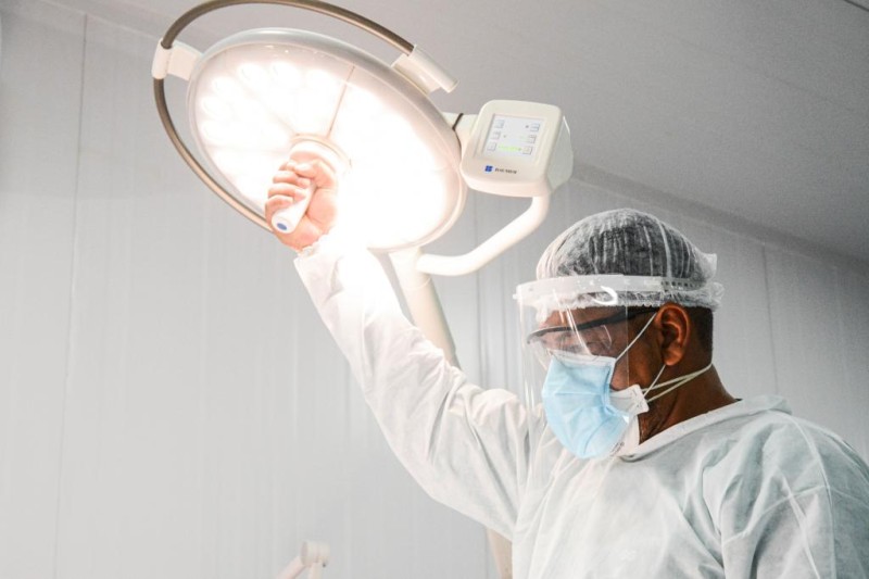 A cirurgia pode ser feita logo após o nascimento, preferencialmente até 48 horas.
