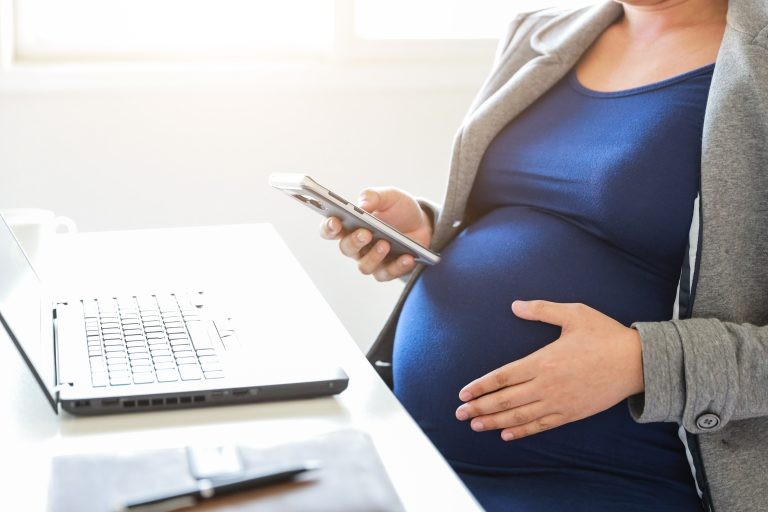 Lei estabelece que gestantes voltem ao trabalho presencial após imunização - (Foto: Depositphotos)