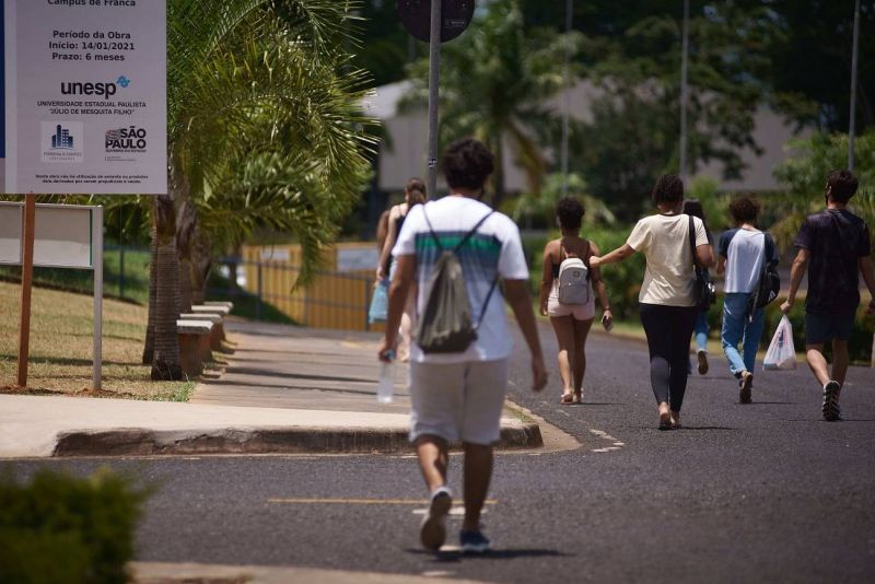 Estudantes podem consultar o local de prova para a segunda fase do vestibular da Unesp - (Foto: Igor do Vale/Folhapress - 30.01.2021)