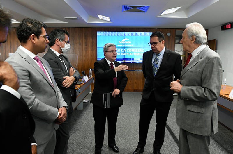 Membros da comissão durante reunião em junho (ao centro, Antonio Anastasia)