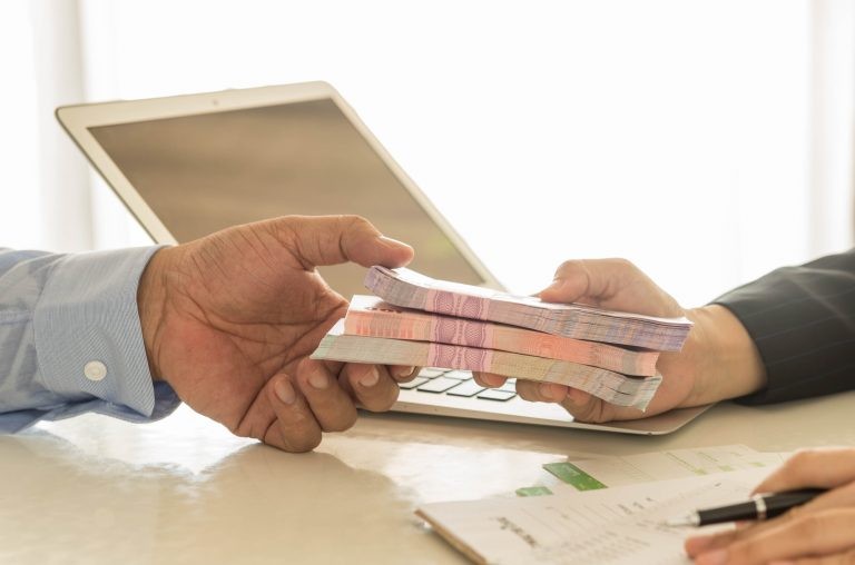 O empréstimo consignado é descontado automaticamente em folha de pagamento - (Foto: Depositphotos)