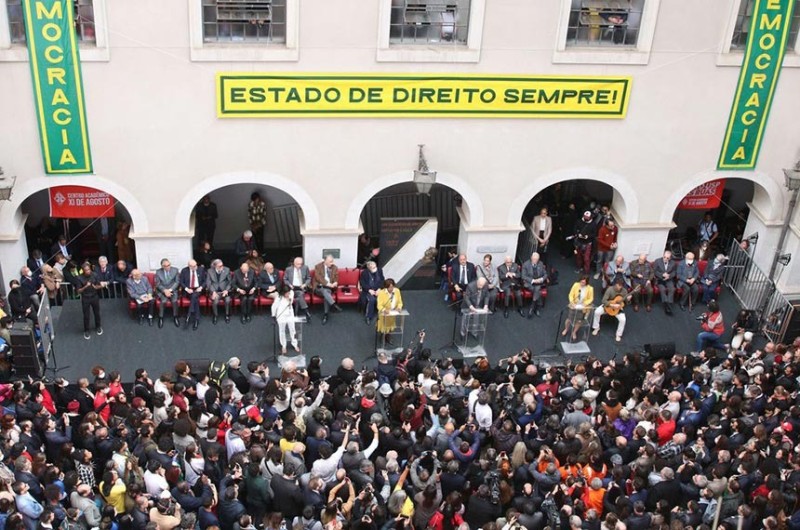 Dois manifestos em favor da democracia foram lidos no pátio da Faculdade de Direito da USP - Rovena Rosa/Agência Brasil
