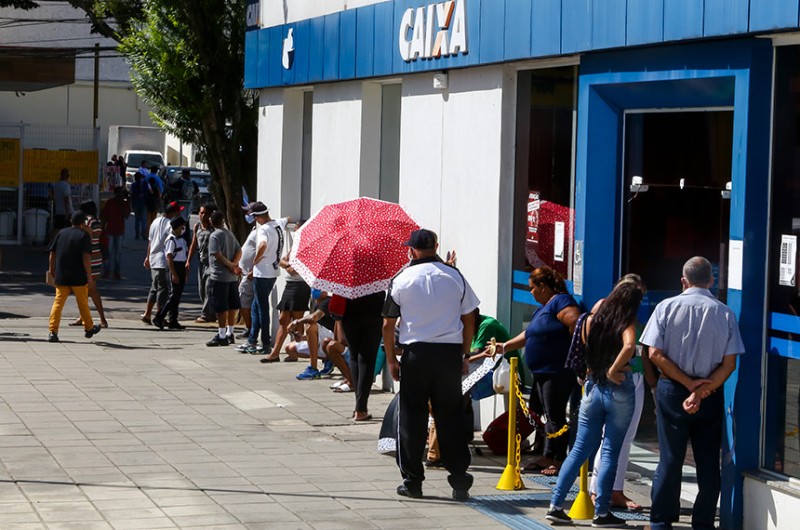 Fila na Caixa para pagamento do auxílio emergencial, em 2021 - Adenir Britto/CMSJC