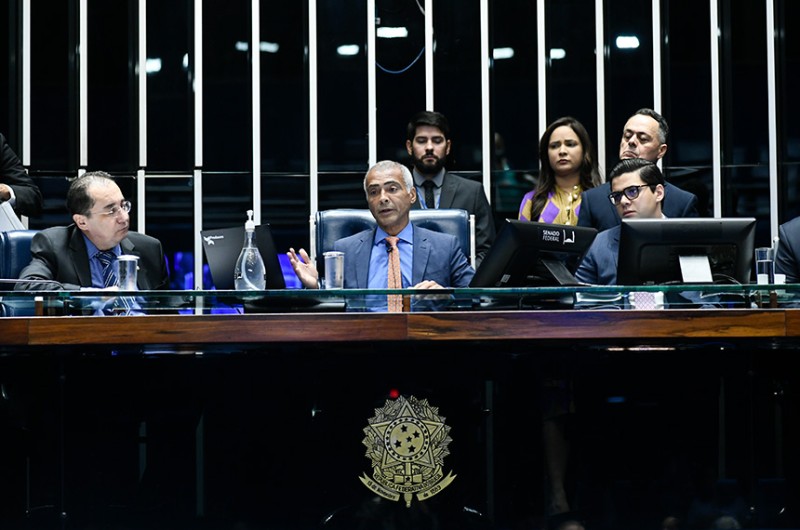 'As pessoas estão morrendo, eu não posso ser a favor disso', afirmou Romário (C) - Geraldo Magela/Agência Senado