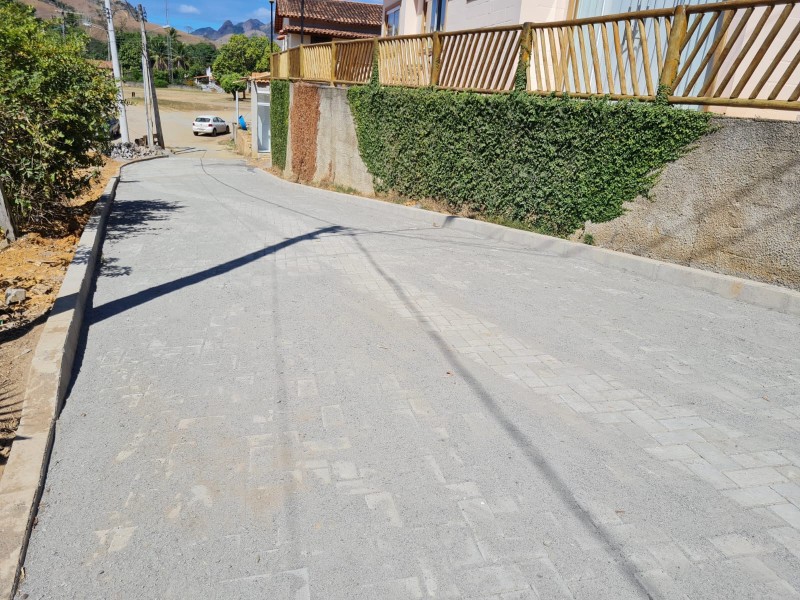 As obras de calçamento de Barra do Triunfo já estão em fase final.