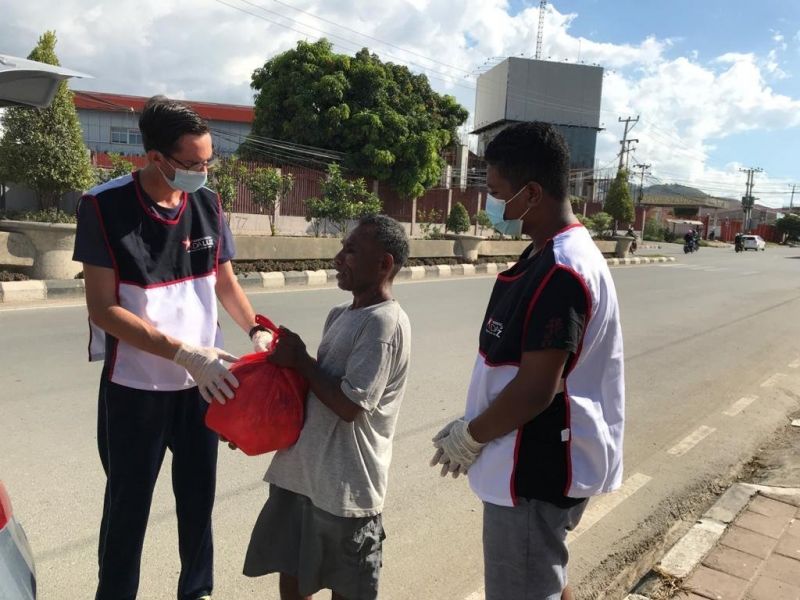 Voluntários distribuíram alimentos a desabrigados - (Foto: Divulgação)
