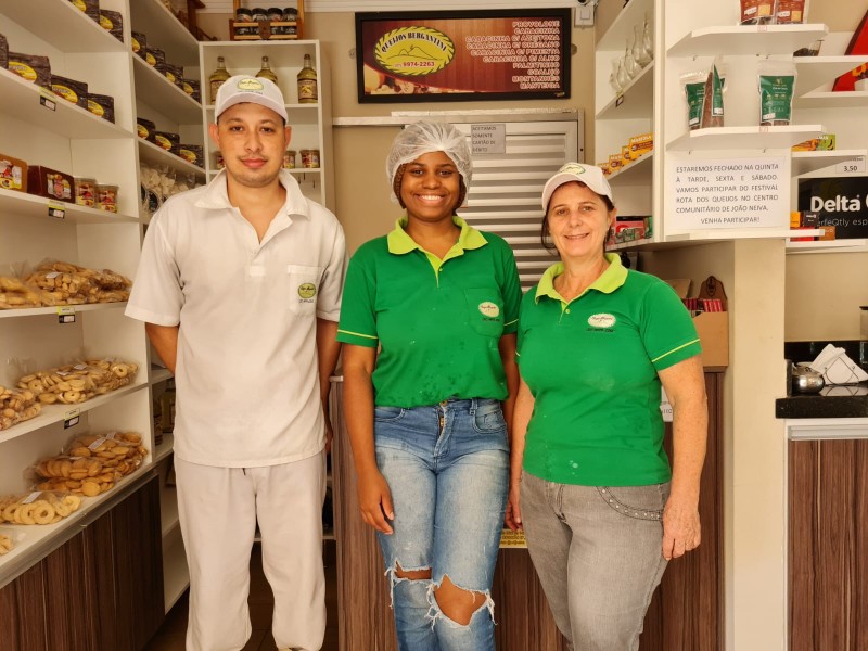 Além dos famosos queijos, a loja vende outras mercadorias, como macarrão, biscoitos, doces e bebidas, dentre muitos outros.