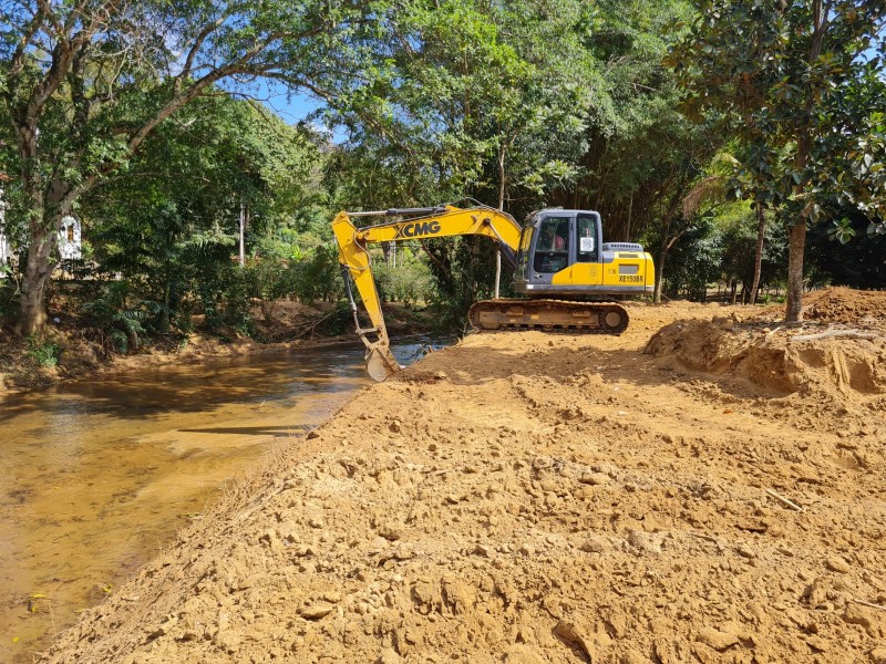 Limpeza sendo realizada no rio Piraqueaçu
