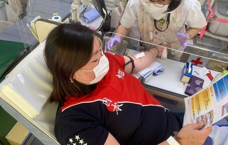 Voluntária da Força Jovem Universal (FJU) doa sangue - (Foto: Divulgação)