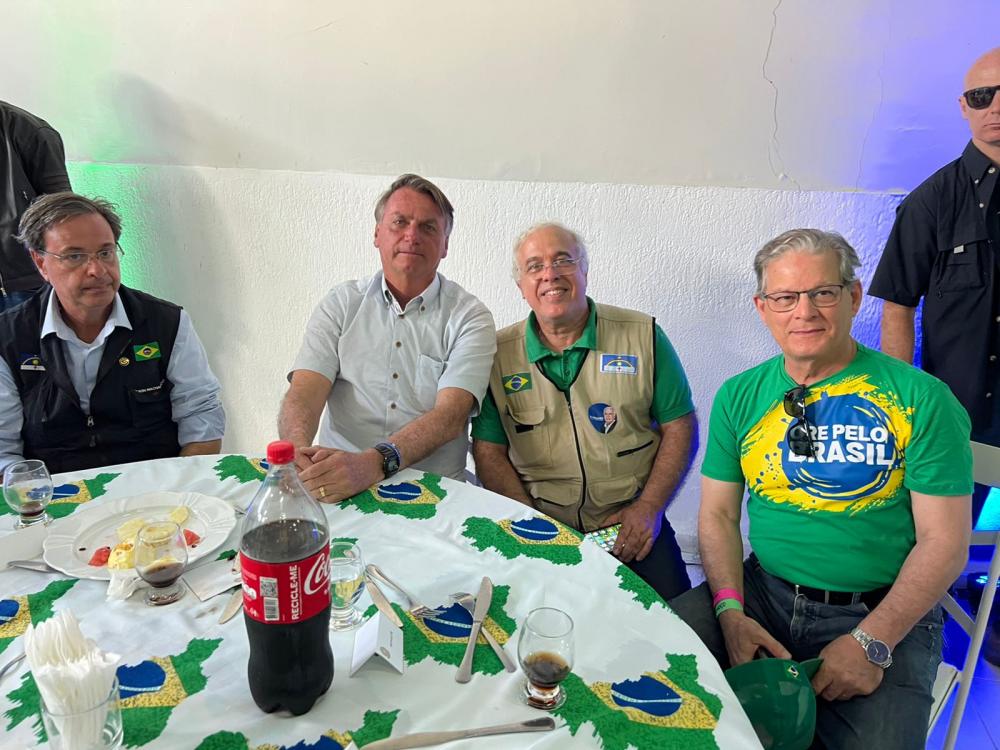 Na foto, presidente Jair Bolsonaro, Dr. Eduardo Miranda e Dr. Genaro Braga durante almoço promovido por apoiadores do presidente na AGA 