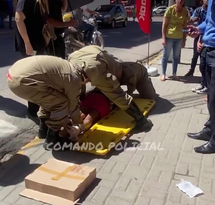 Vítima sendo socorrida por uma equipe do Corpo de Bombeiros l Foto: Comando Policial 