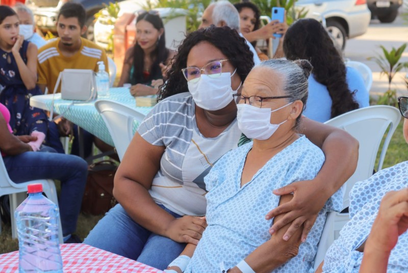 - Andressa Ribeiro e a avó dona Marcelina Santos (Foto: Adeta Holanda)