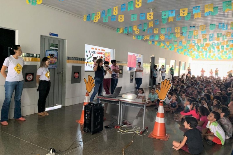 Ação educativa na Escola Municipal de Educação Básica Madre Marta Cerutti, em Cuiabá - Foto por: Detran-MT