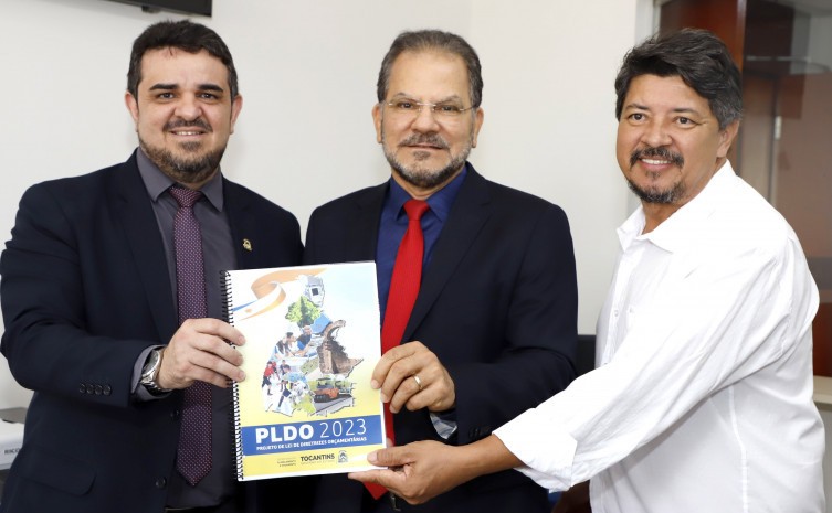 PLDO 2023 foi entregue pelos secretários de Estado de Planejamento e Orçamento, Sergislei Silva de Moura; e da Casa Civil, Deocleciano Gomes Filho - Foto: Luciano Ribeiro/Governo do Tocantins