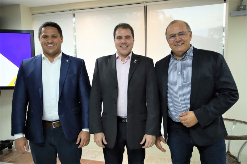 - O secretário de Estado da Indústria e Comércio, Cassiano Pereira Junior, em reunião com Cristiano Alves dos Santos, coordenador de projetos da Cibra. (Foto: Josias Furtado)