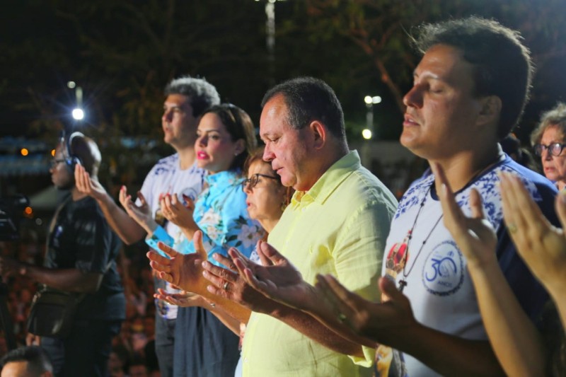 - Junto à fiéis, governador Carlos Brandão participou do encerramento do Ciro de Nazaré. (Foto: Divulgação)