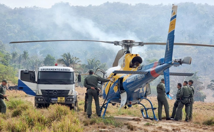Em apenas um dia, aeronave fez mais de 50 lançamentos de água utilizando o heli-balde cuja capacidade é de 540 litros - Foto: SSP/Governo do Tocantins