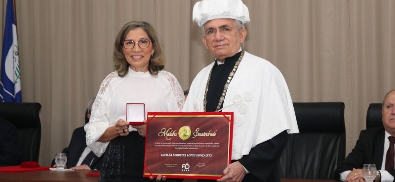 - Professora Luciléa Gonçalves recebe Medalha Sousândrade do reitor da UFMA, Natalino Salgado