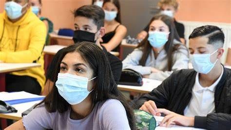 Os alunos terão aula em formato híbrido como medida de contenção a nova onda do Covid-19 - (Foto: Midi Libre/ Jean Michel Mart - 3.5.21)