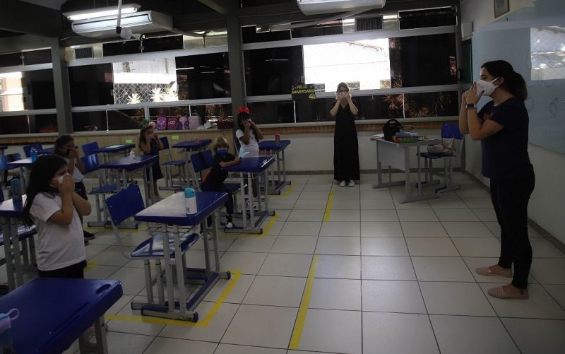 Professores recebem guia para auxiliar no planejamento de aulas no sistema híbrido - (Foto: ALEX DE JESUS/O TEMPO/ESTADÃO CONTEÚDO - 02.05.2021)