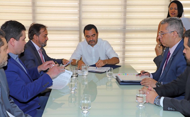 Governador Wanderlei Barbosa assina os documentos em solenidade que contou com a presença de secretários de Estado e representantes das empresas - Foto: Antonio Gonçalves/Governo do Tocantins