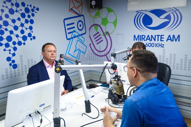 - Entrevista do governador Carlos Brandão à rádio Mirante AM. (Fotos: Gilson Teixeira)