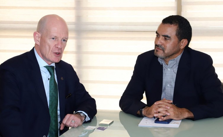 O embaixador Seán Hoy parabenizou Wanderlei Barbosa por sua reeleição e destacou o interesse em prospectar intercâmbios com o Tocantins - Foto: Marcio Vieira/Governo do Tocantins