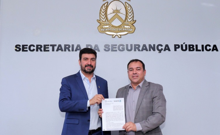 Reitor da Unitins, Augusto Rezende; e o secretário de Estado da Segurança Pública, Wlademir Costa, após assinatura do Termo de Compromisso - Foto: Luiz de Castro/Governo do Tocantins