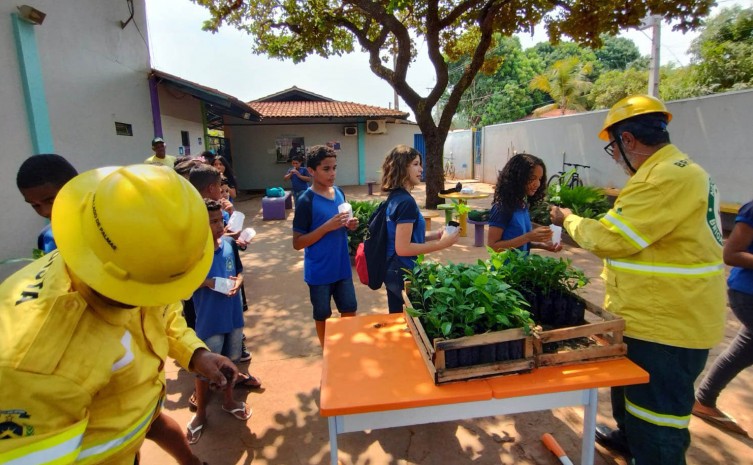 Foram distribuídas 600 mudas para alunos, professores e servidores da escola - Foto: Washington Luiz/Governo do Tocantins