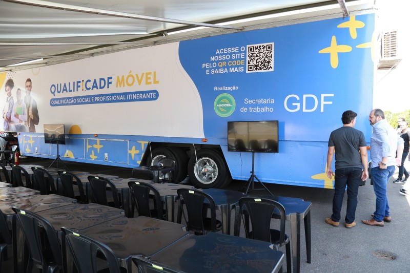 Cada veículo dispõe de energia elétrica, wi-fi e computadores. Os caminhões foram equipados com banheiro e elevador para acesso de pessoas com deficiência (PcD) e idosos.