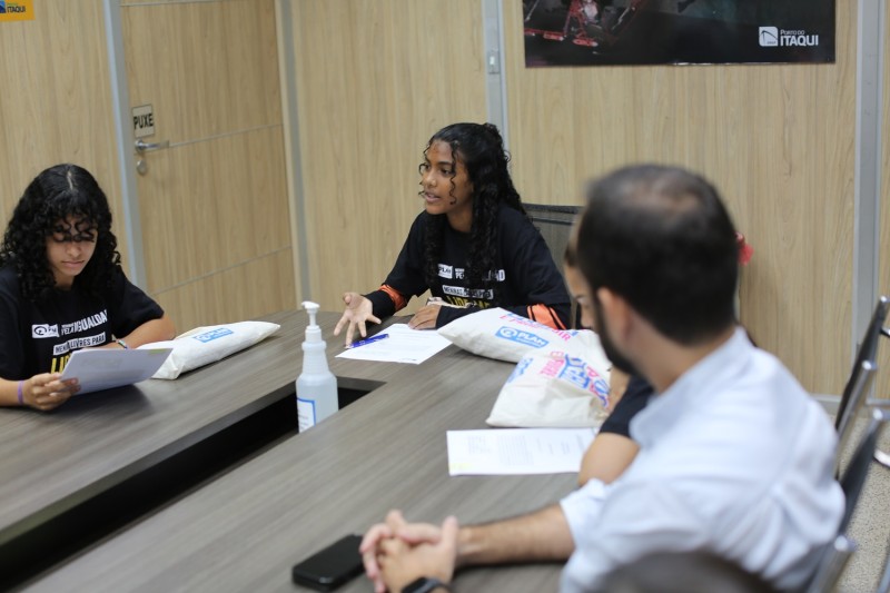 - Meninas participaram de um dia como gestoras da empresa pública. (Foto: Divulgação)