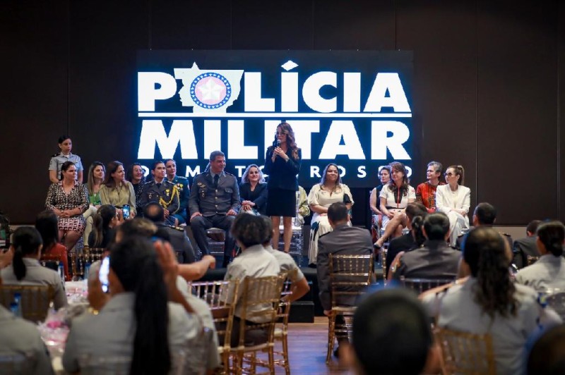 Virginia Mendes durante a homenagem da PM às policiais de MT - Foto por: Jana Pessôa